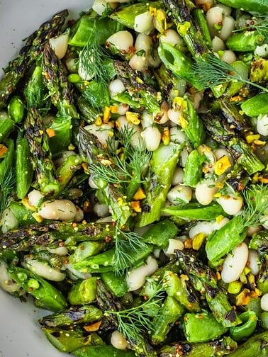 Bowl with white beans and asparagus.