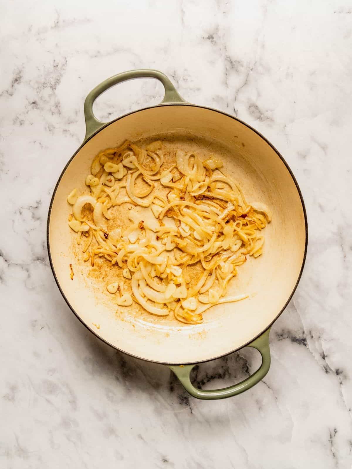 Pot with onion and garlic sauteed in oil.