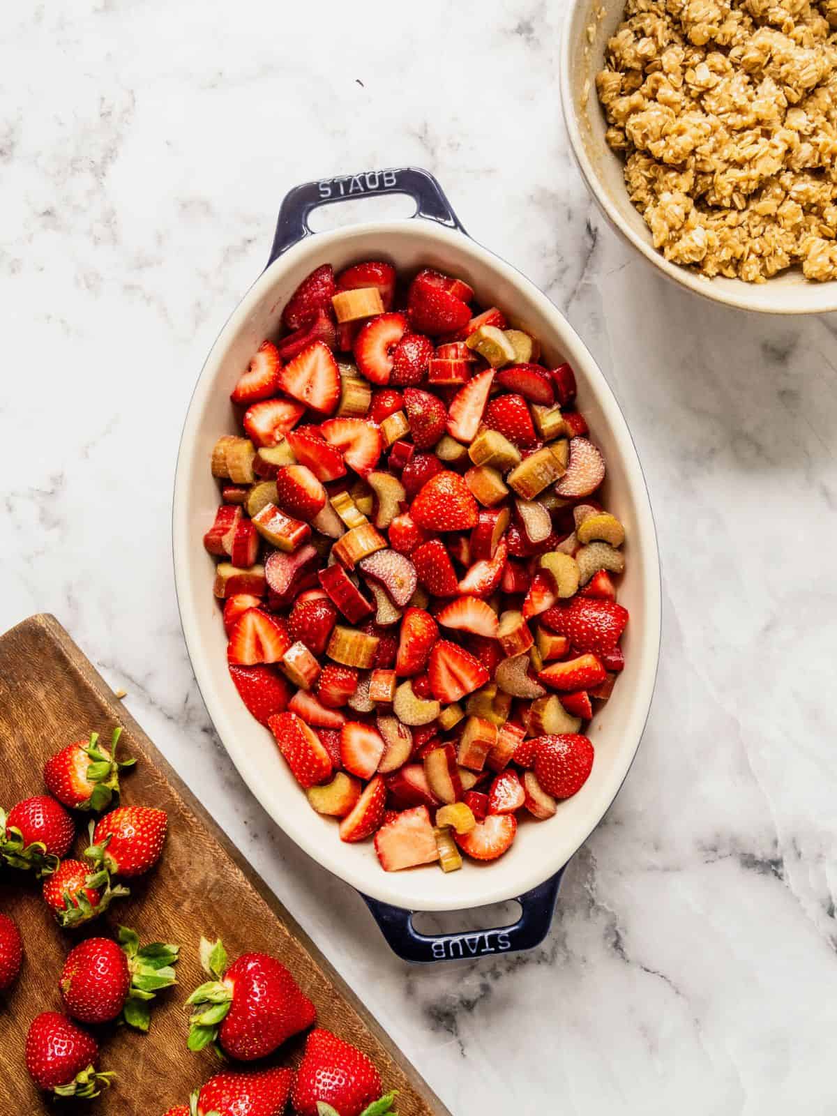 Oval baking dish layered with the fruit mixture.